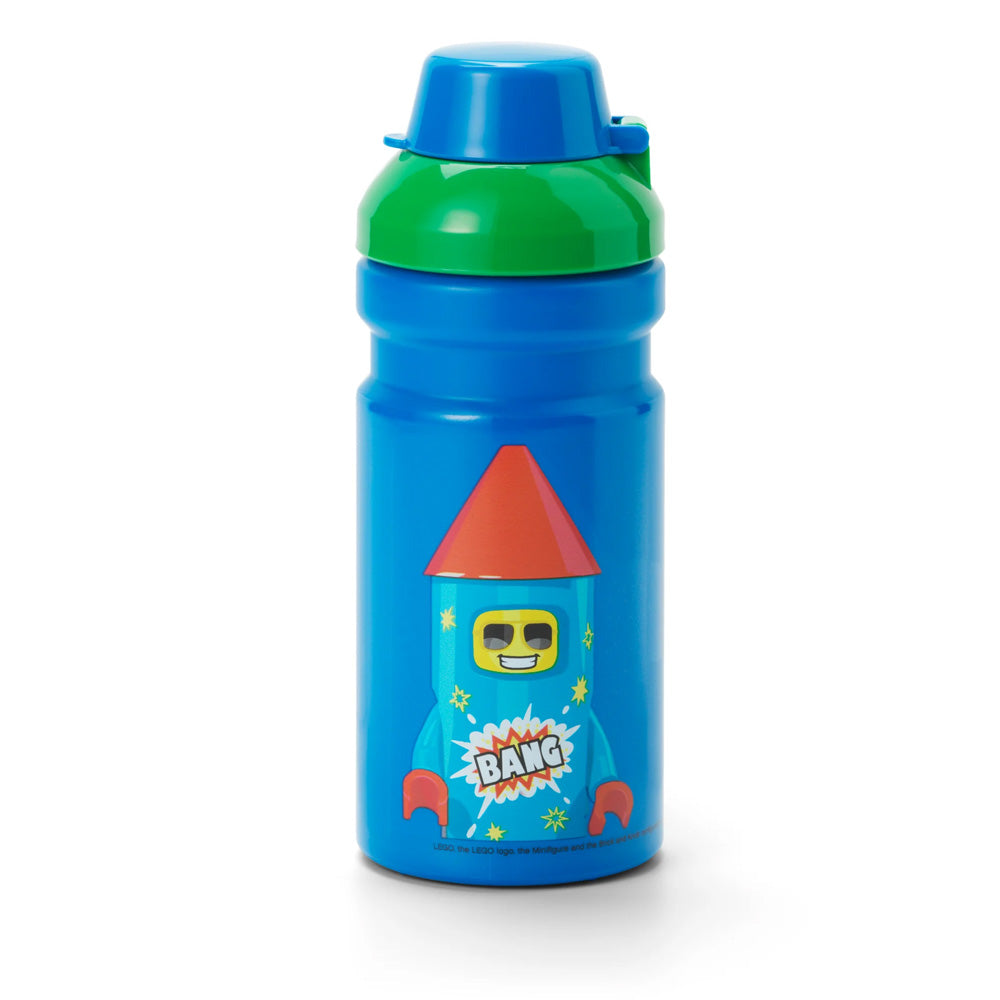 Sure! Here’s your rewritten sentence using the provided product data: This LEGO Lunch Set includes a blue water bottle with a green lid, decorated with a cartoon rocket piloted by a smiling LEGO figure and the word “BANG!” in a vibrant comic-style burst—ideal for pairing with your favorite LEGO lunch box for school or outings.