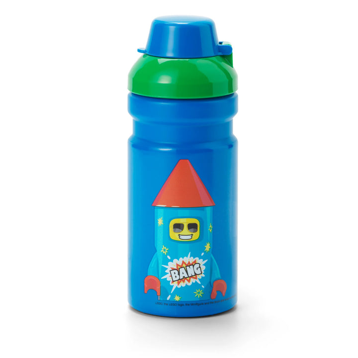 Sure! Here’s your rewritten sentence using the provided product data: This LEGO Lunch Set includes a blue water bottle with a green lid, decorated with a cartoon rocket piloted by a smiling LEGO figure and the word “BANG!” in a vibrant comic-style burst—ideal for pairing with your favorite LEGO lunch box for school or outings.